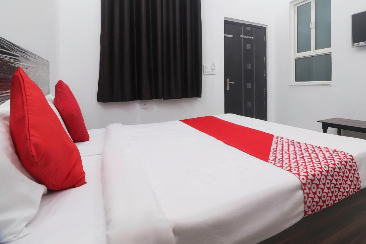 Oyo 67215 Shri Hit Radha Bhawan Hotel Vrindavan Room photo